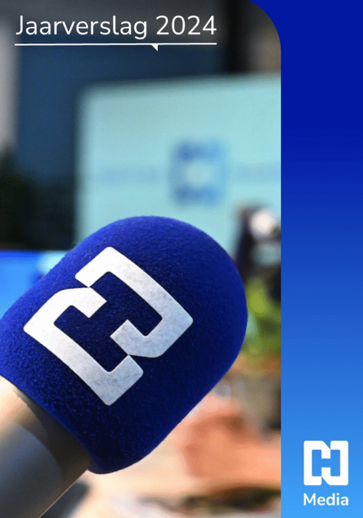 Een blauwe microfoon met een wit geometrisch logo staat scherp in beeld, tegen een wazige achtergrond. De Nederlandse tekst luidt "Jaarverslag 2024". Rechtsonder staan "Media" en het logo, met Jaarverslagen NH Media als uithangbord.