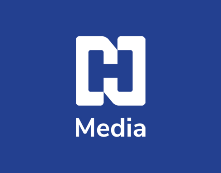 Een wit geometrisch logo dat lijkt op in elkaar grijpende vormen boven het woord "Media" in witte tekst, tegen een effen blauwe achtergrond.