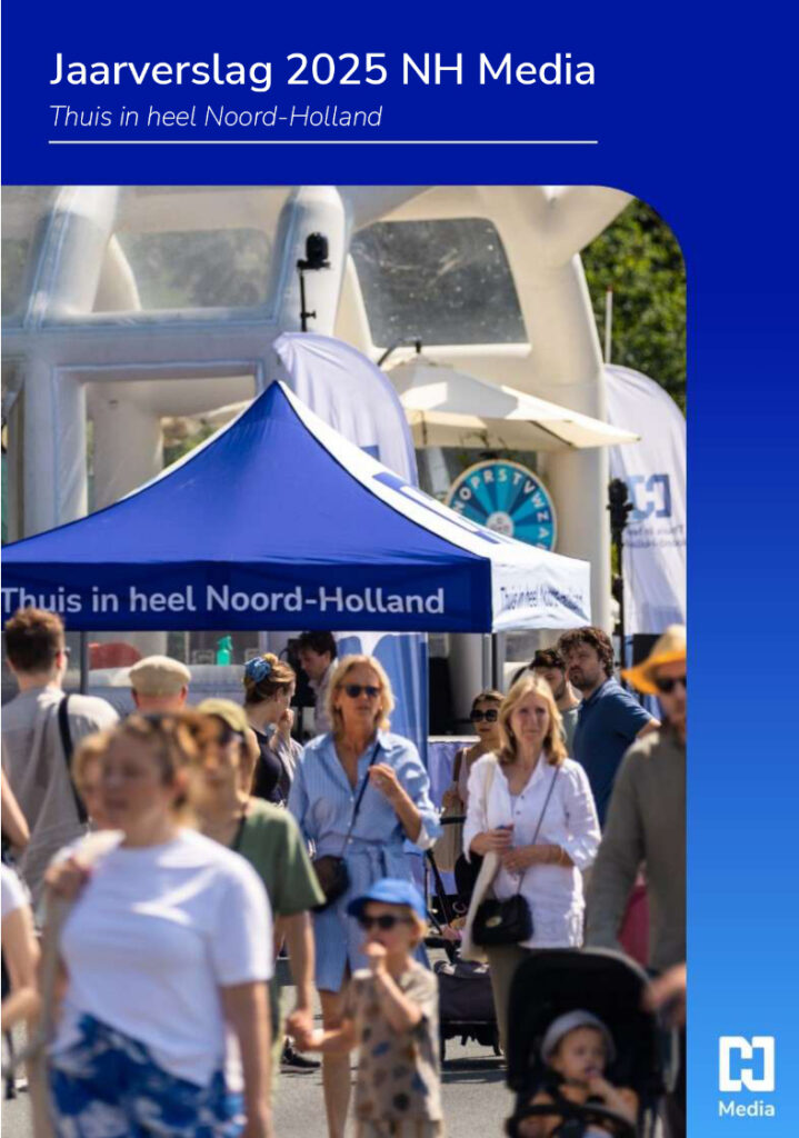 Op een zonnige dag lopen mensen langs twee blauwe tenten, waarvan op één het opschrift „Thuis in heel Noord-Holland” staat. Deze afbeelding siert de omslag van het Jaarverslag NH Media 2025.